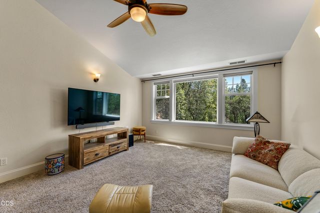 375 Mountain Paradise Drive, Grants Pass, OR 97526