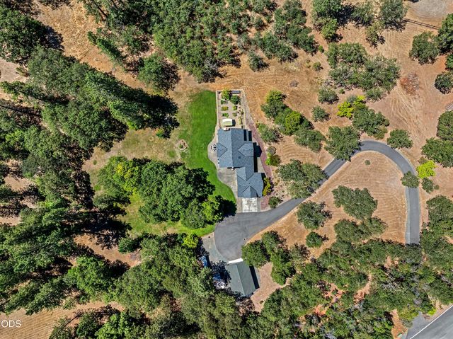 375 Mountain Paradise Drive, Grants Pass, OR 97526