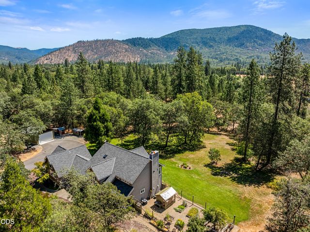 375 Mountain Paradise Drive, Grants Pass, OR 97526