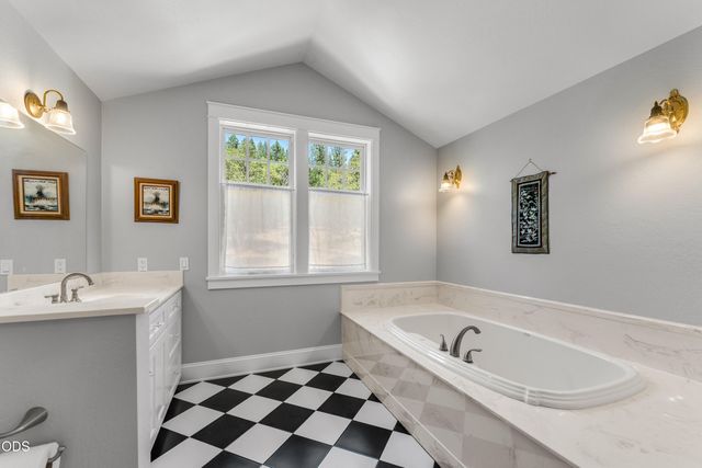 375 Mountain Paradise Drive, Grants Pass, OR 97526