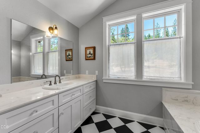 375 Mountain Paradise Drive, Grants Pass, OR 97526
