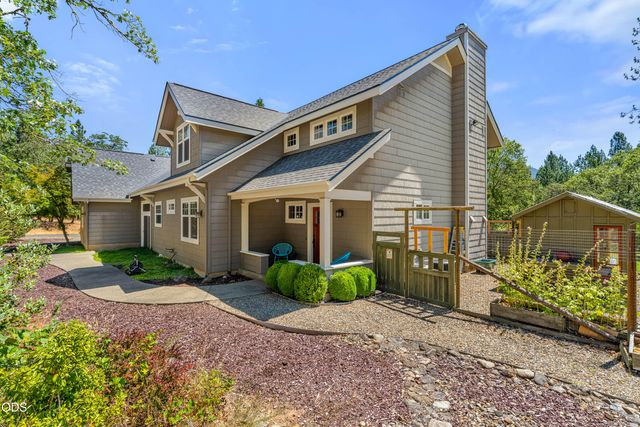 375 Mountain Paradise Drive, Grants Pass, OR 97526