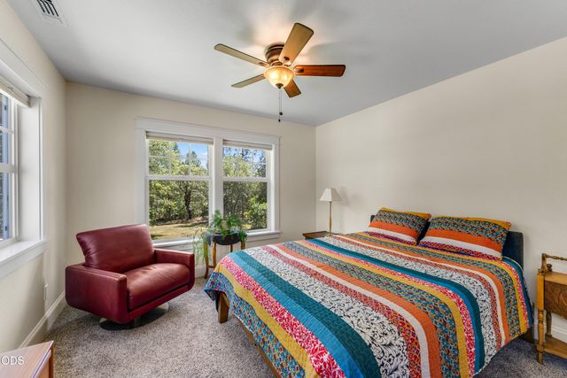 375 Mountain Paradise Drive, Grants Pass, OR 97526