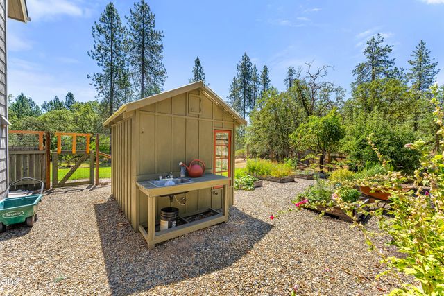 375 Mountain Paradise Drive, Grants Pass, OR 97526
