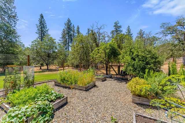 375 Mountain Paradise Drive, Grants Pass, OR 97526