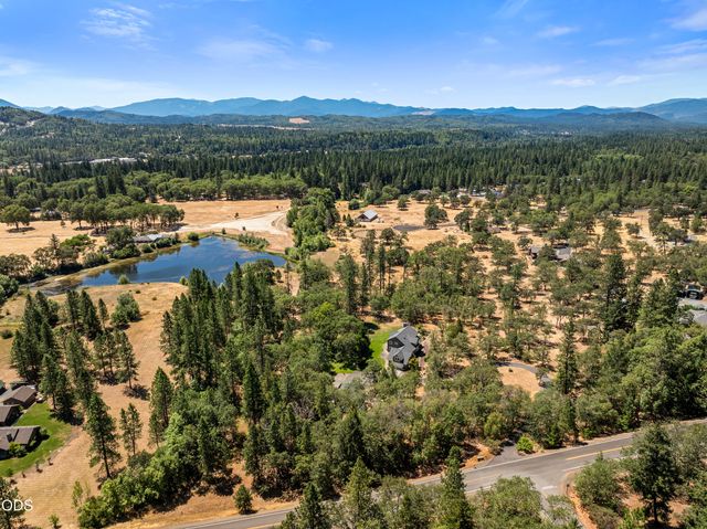 375 Mountain Paradise Drive, Grants Pass, OR 97526