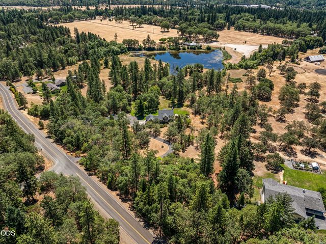 375 Mountain Paradise Drive, Grants Pass, OR 97526