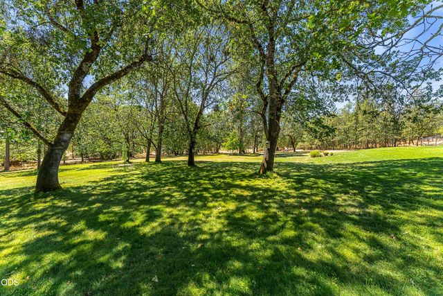 375 Mountain Paradise Drive, Grants Pass, OR 97526