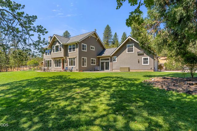 375 Mountain Paradise Drive, Grants Pass, OR 97526