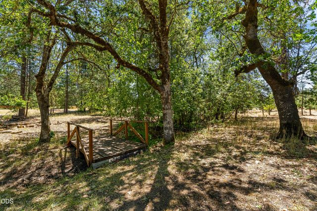 375 Mountain Paradise Drive, Grants Pass, OR 97526