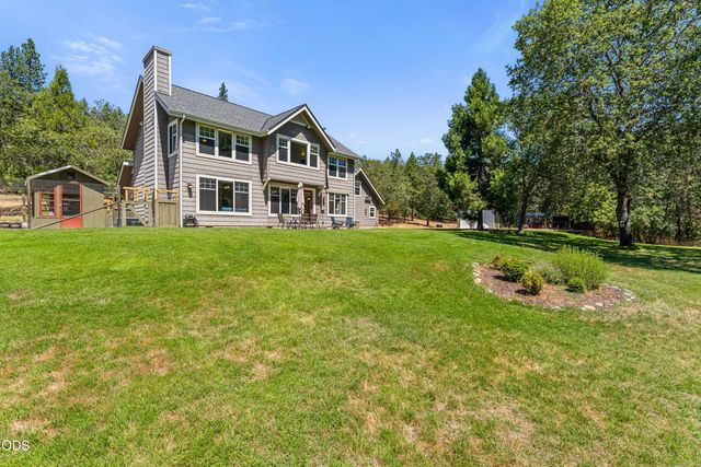 375 Mountain Paradise Drive, Grants Pass, OR 97526