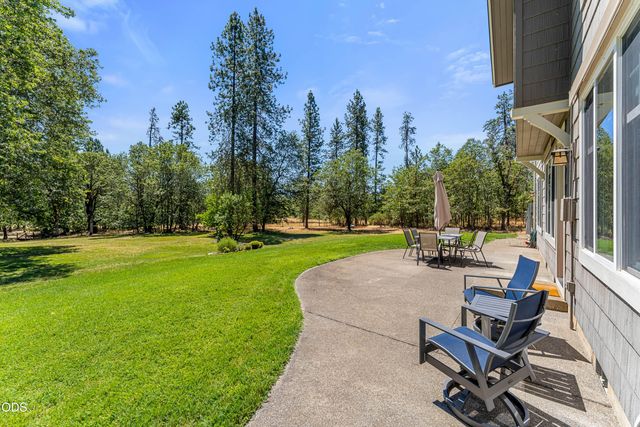 375 Mountain Paradise Drive, Grants Pass, OR 97526