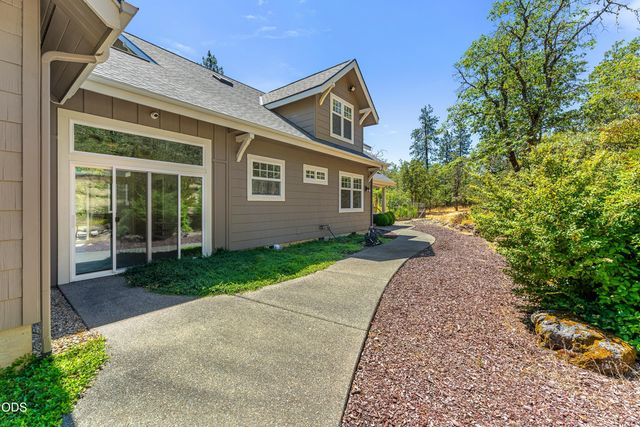 375 Mountain Paradise Drive, Grants Pass, OR 97526