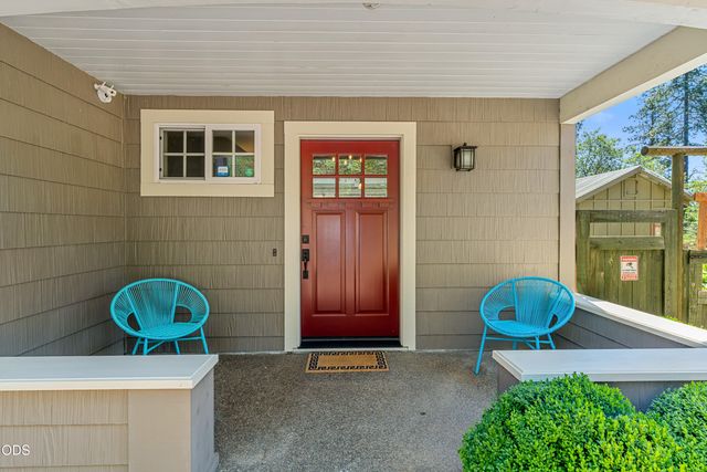 375 Mountain Paradise Drive, Grants Pass, OR 97526
