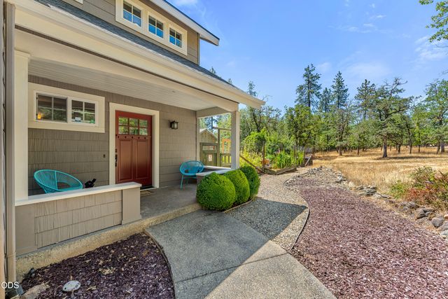 375 Mountain Paradise Drive, Grants Pass, OR 97526