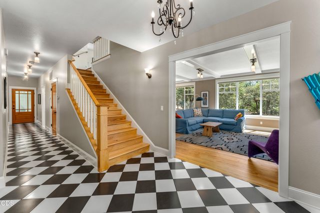 375 Mountain Paradise Drive, Grants Pass, OR 97526