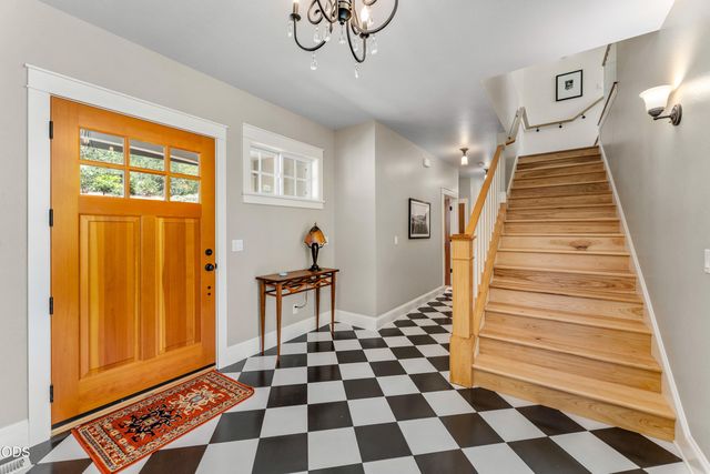375 Mountain Paradise Drive, Grants Pass, OR 97526
