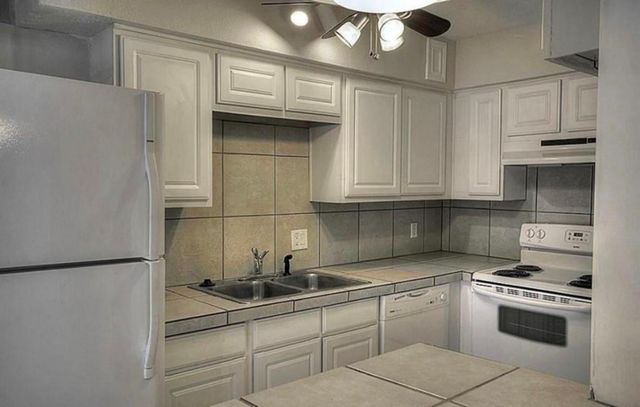 2574 Marilee Lane 18, Houston, TX 77057