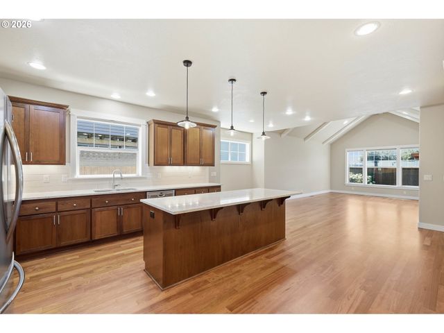 1232 WOODFIELD Dr, Eugene, OR 97401