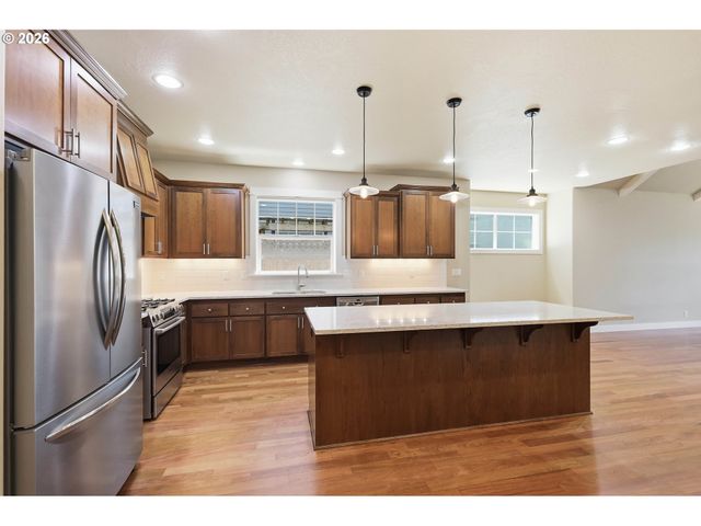 1232 WOODFIELD Dr, Eugene, OR 97401