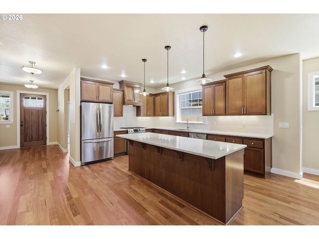 1232 WOODFIELD Dr, Eugene, OR 97401