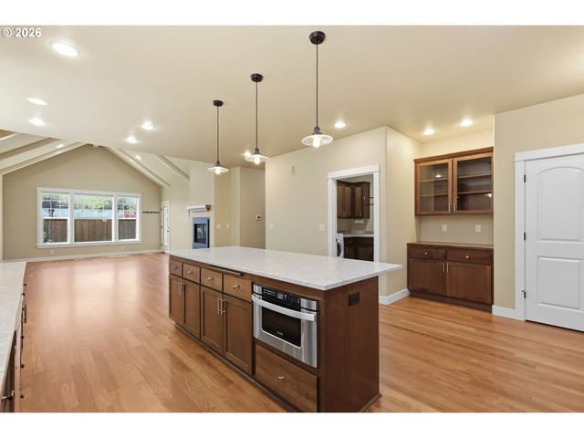 1232 WOODFIELD Dr, Eugene, OR 97401