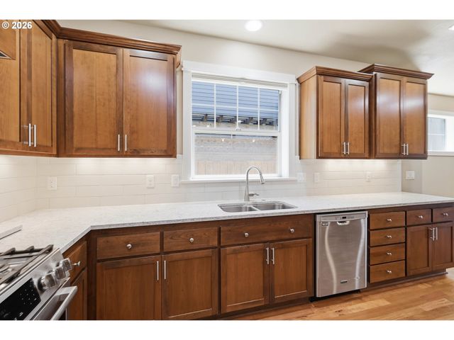 1232 WOODFIELD Dr, Eugene, OR 97401