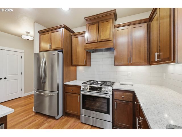 1232 WOODFIELD Dr, Eugene, OR 97401