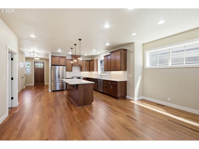 1232 WOODFIELD Dr, Eugene, OR 97401