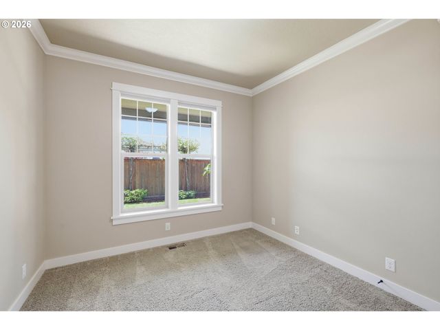 1232 WOODFIELD Dr, Eugene, OR 97401