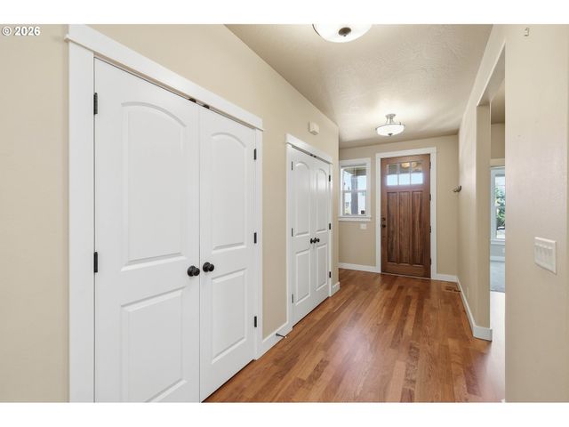 1232 WOODFIELD Dr, Eugene, OR 97401
