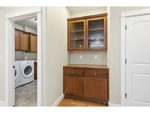 1232 WOODFIELD Dr, Eugene, OR 97401