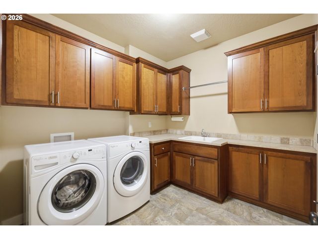 1232 WOODFIELD Dr, Eugene, OR 97401