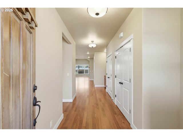 1232 WOODFIELD Dr, Eugene, OR 97401