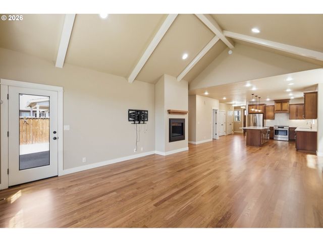 1232 WOODFIELD Dr, Eugene, OR 97401