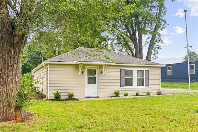 705 Yoeke Street, Tonganoxie, KS 66086