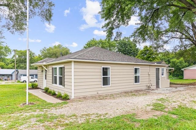 705 Yoeke Street, Tonganoxie, KS 66086