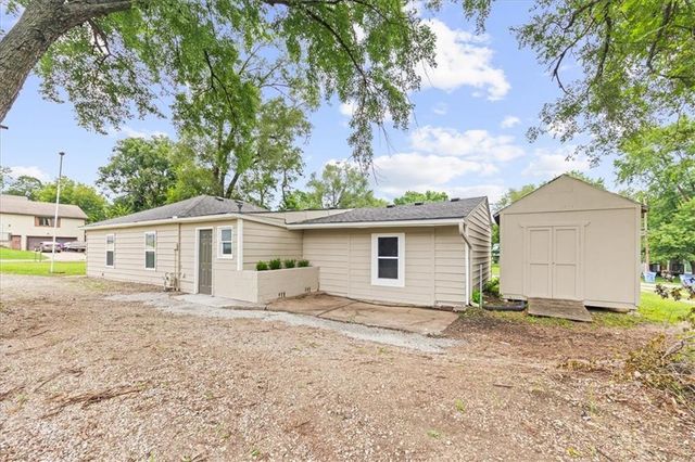 705 Yoeke Street, Tonganoxie, KS 66086