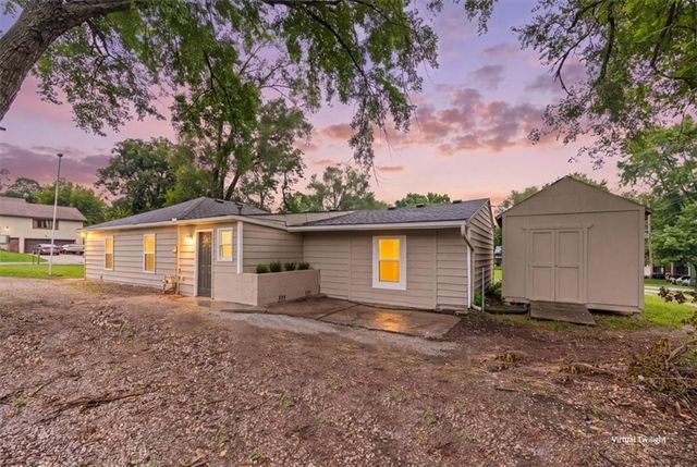 705 Yoeke Street, Tonganoxie, KS 66086