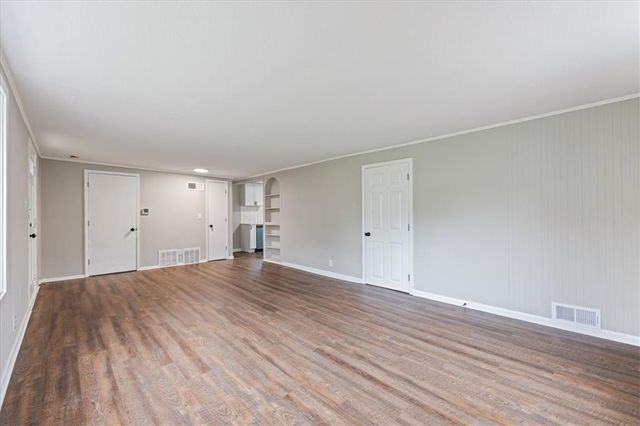 705 Yoeke Street, Tonganoxie, KS 66086