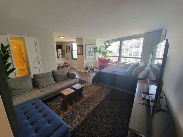 5701 N Sheridan Road 17D, Chicago, IL 60660