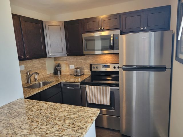 5701 N Sheridan Road 17D, Chicago, IL 60660