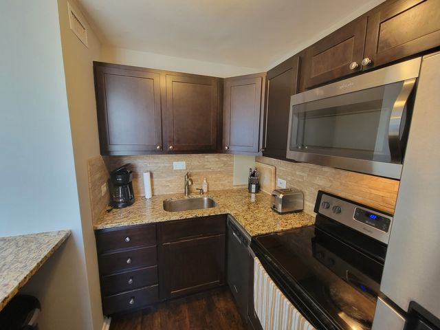 5701 N Sheridan Road 17D, Chicago, IL 60660
