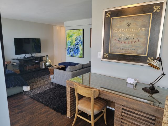 5701 N Sheridan Road 17D, Chicago, IL 60660