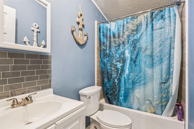 4 CAYMAN CIRCLE, Umatilla, FL 32784