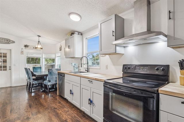 4 CAYMAN CIRCLE, Umatilla, FL 32784