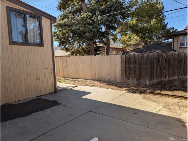 1025 Lansing St, Aurora, CO 80010