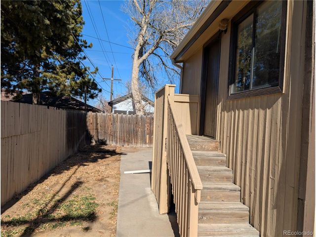 1025 Lansing St, Aurora, CO 80010
