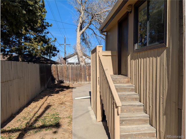 1025 Lansing St, Aurora, CO 80010