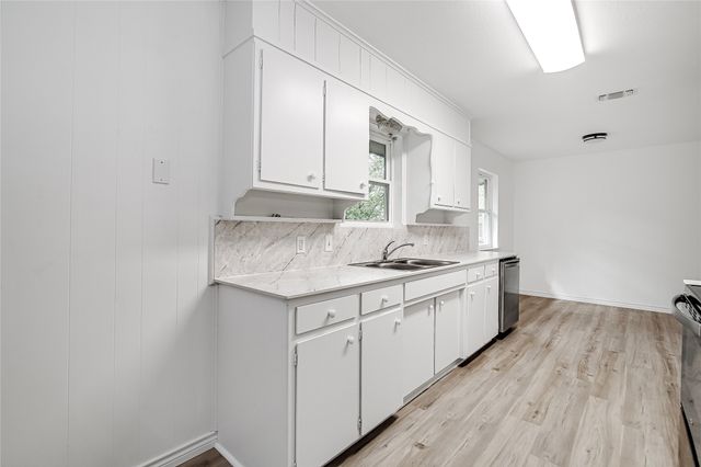 909 Kelley Drive, Everman, TX 76140